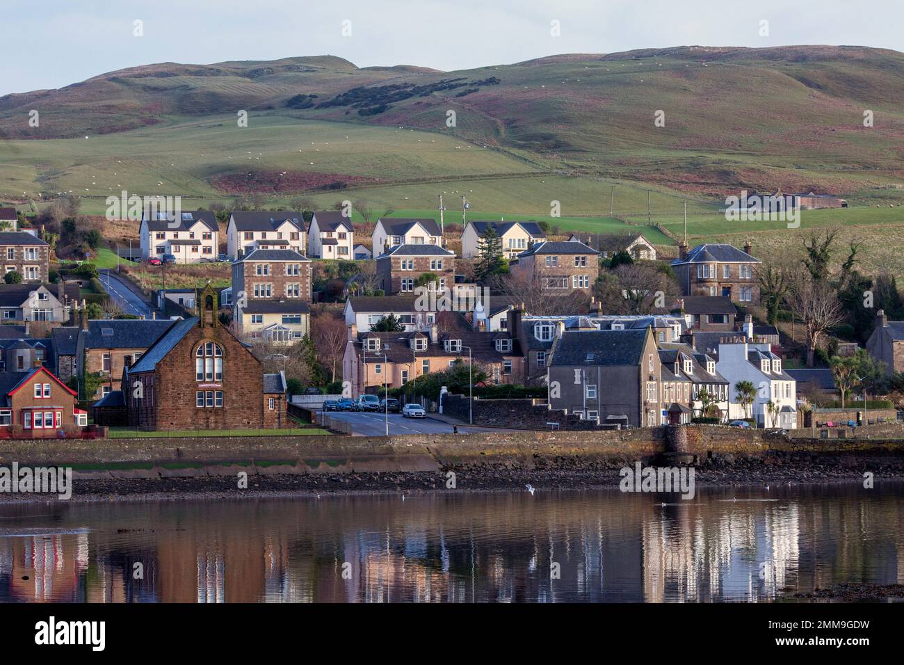 Blick auf Häuser neben Hafen von Campbeltown auf der Halbinsel Kintyre in Argyll and Bute in Schottland, Vereinigtes Königreich Stockfoto