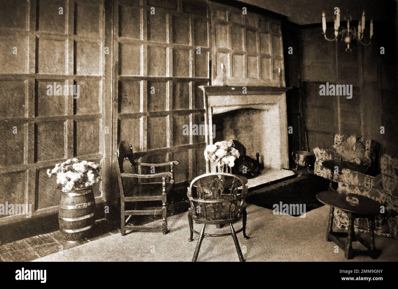 British Pubs Inns & Taverns - Ein ca. 1940 altes Foto des alten Innenraums des White Hart in Chipping Norton mit seinen getäfelten Wänden. Die Fassade der Holzrahmenstruktur aus dem 16. Jahrhundert wurde 1725 (datiert auf Regenwasserköpfe) in der Neuzeit restauriert und umgestaltet Stockfoto