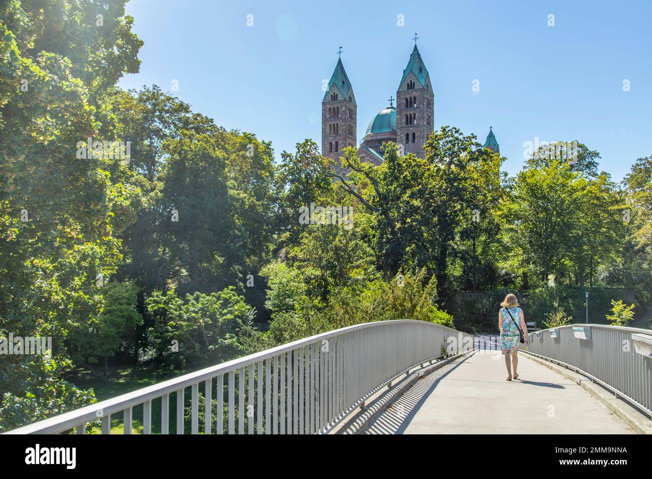 Frau, die über die Brücke in Speyerbach in Richtung Kathedrale, Speyer, Rheinland-Pfalz geht Stockfoto