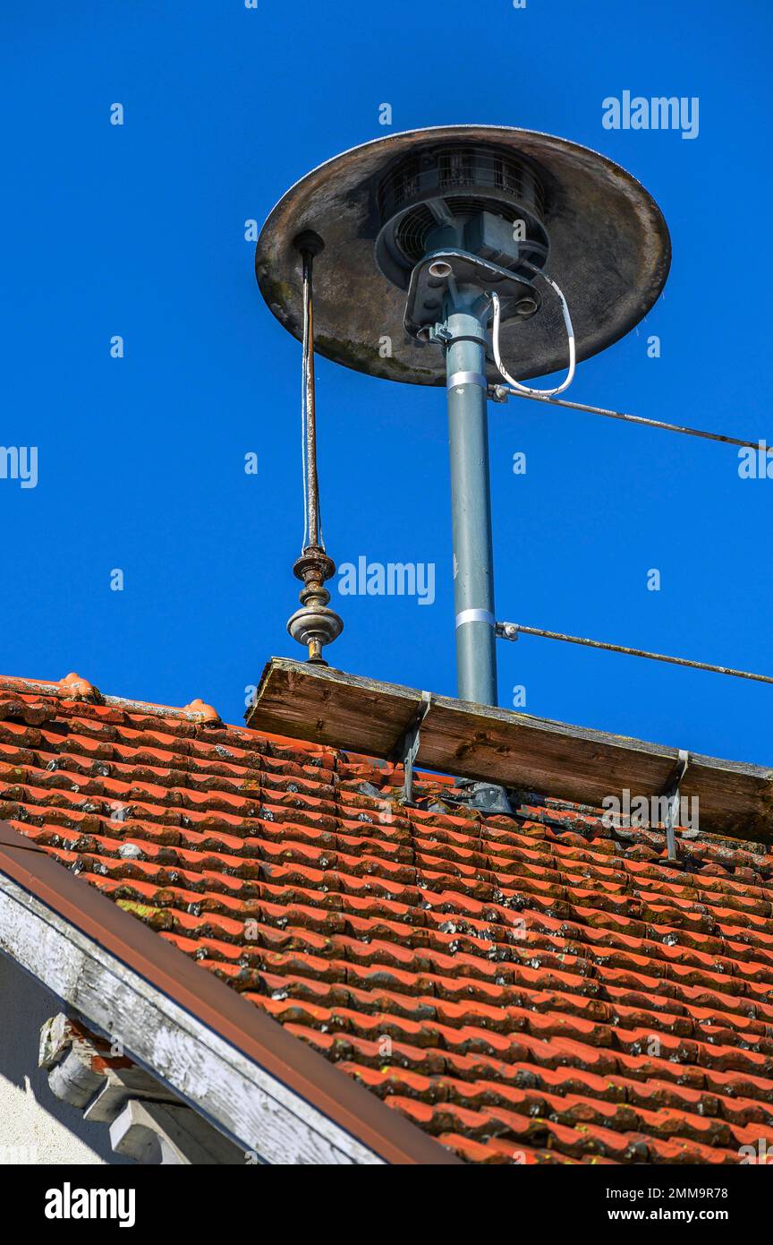 Dach mit veralteter Motorsirene und Blitzableiter, Rechtis, Allgaeu, Bayern, Deutschland Stockfoto