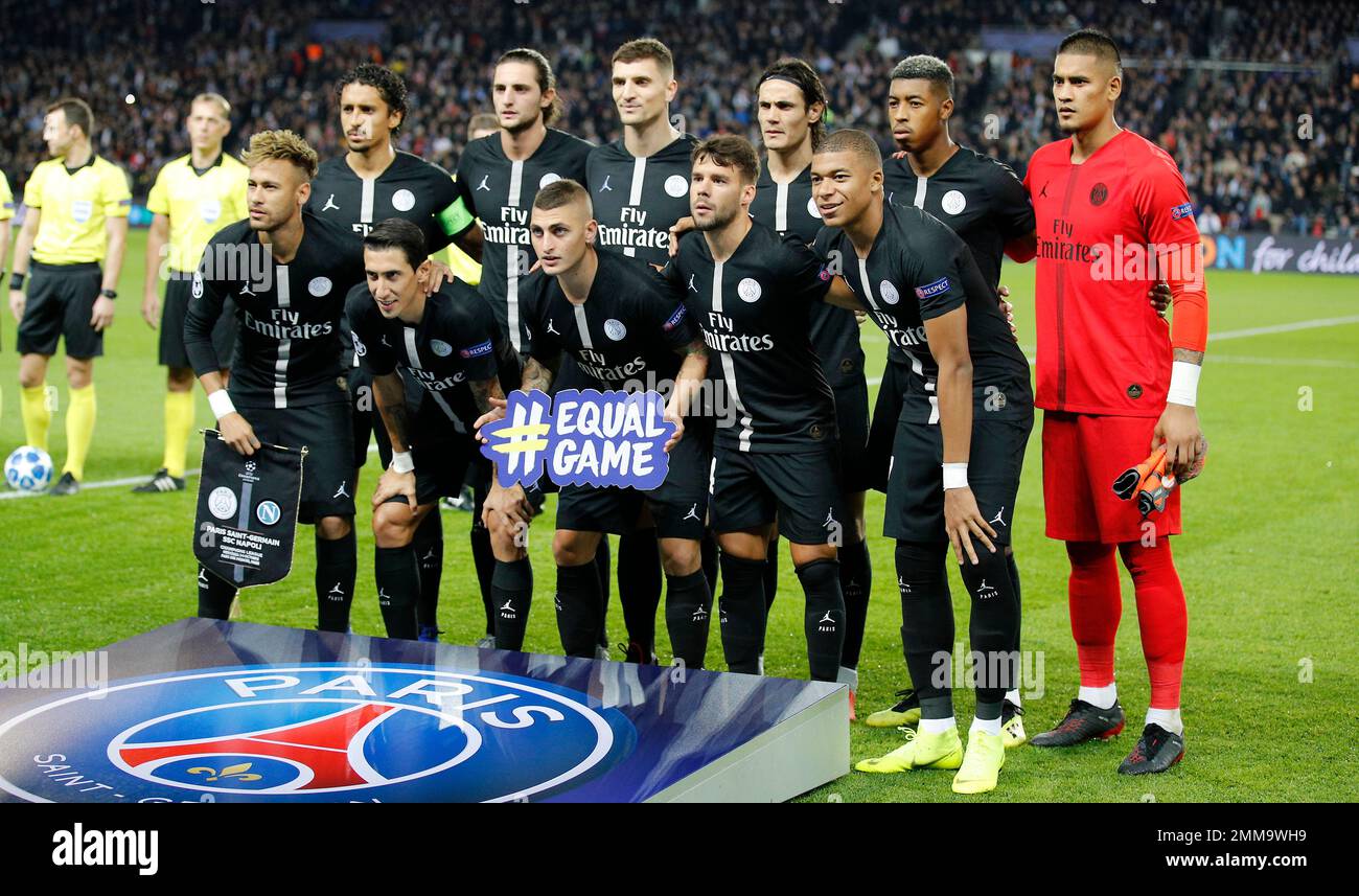 PSG players pose for photographers prior to start of the Champions League, group C, soccer match between Paris Saint Germain and Napoli at the Parc des Princes stadium in Paris, Wednesday, Oct. 24, 2018. (AP Photo/Francois Mori) Stockfoto