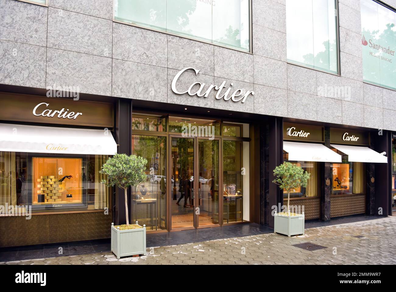 Barcelona, Spanien - 5. Mai 2018: Cartier-Laden am Paseo de Gracia. Cartier ist ein französischer Luxusgüterkonzern, der Produkte entwirft, herstellt und vertreibt Stockfoto