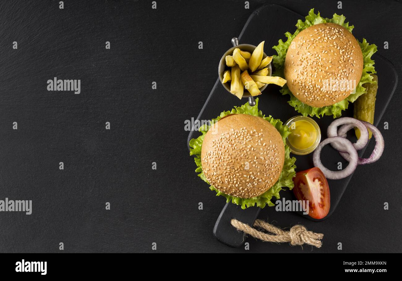 Top View Burger, Pommes Frites und Pickles Kopierraum. Auflösung und hochwertige Fotos Stockfoto