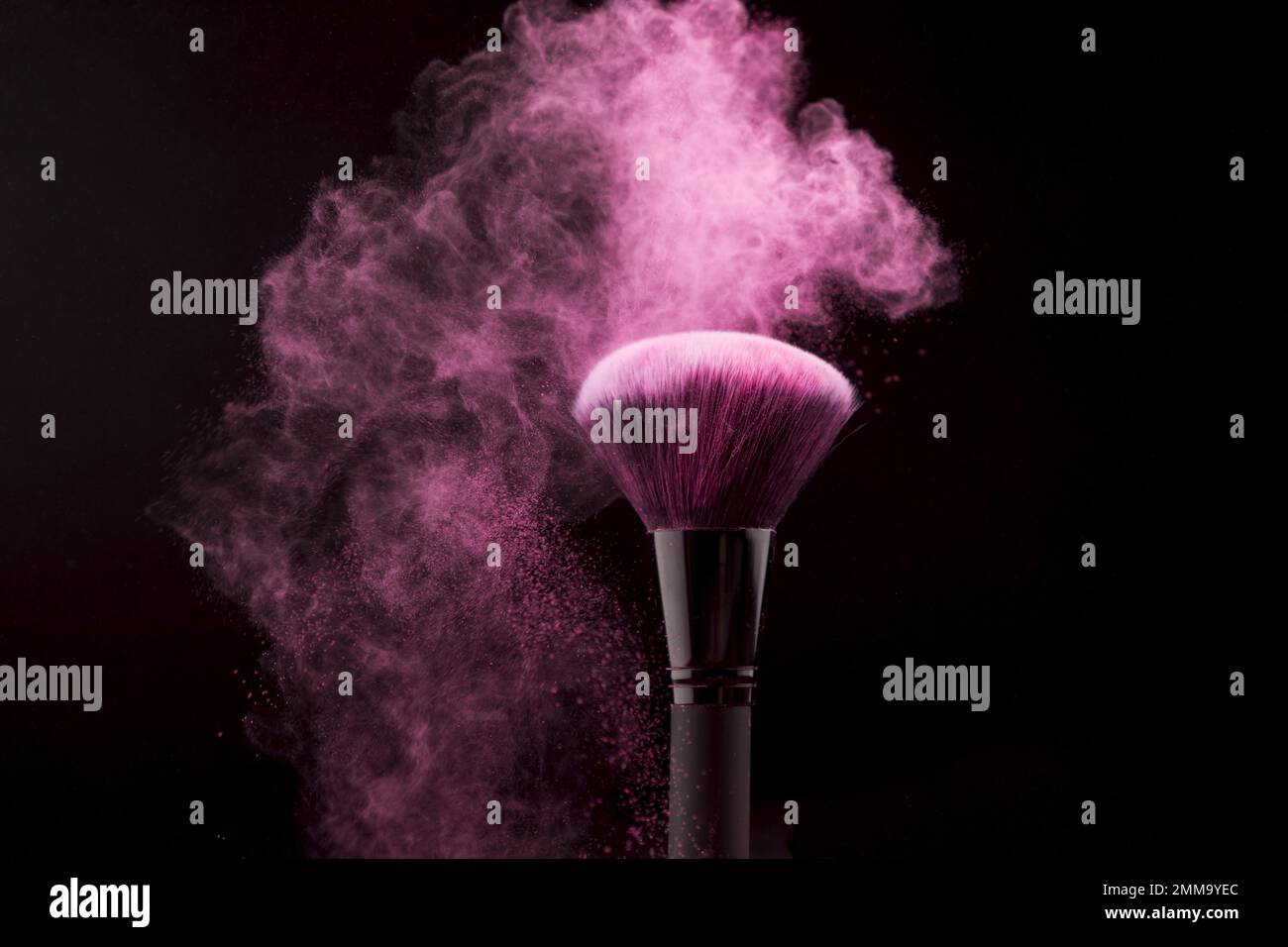 Kosmetikpinsel Wolke Rosa Pulver dunkler Hintergrund. Auflösung und hochwertige Fotos Stockfoto
