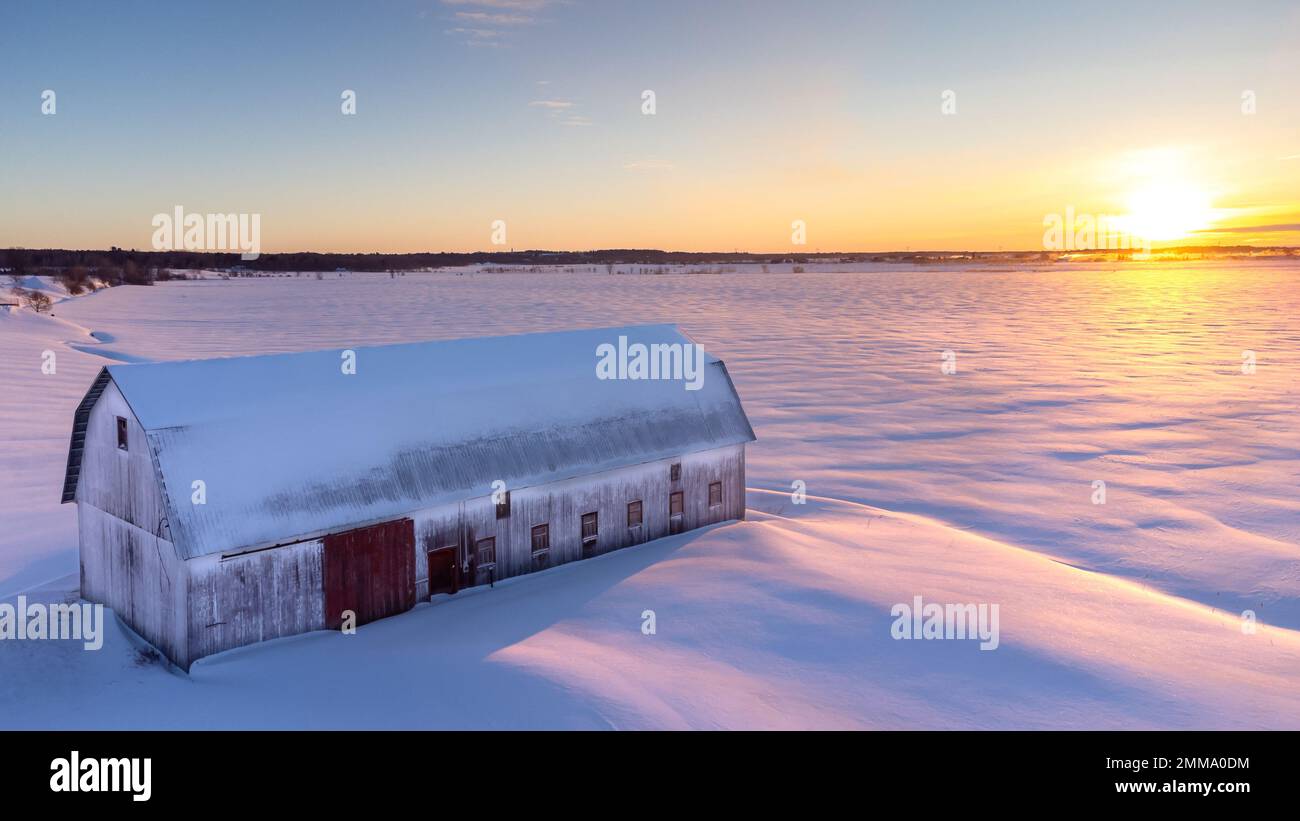 Luftaufnahme einer alten verlassenen Scheune. Sonnenaufgang früh am Morgen. Aus Sicht der Drohne. Stockfoto