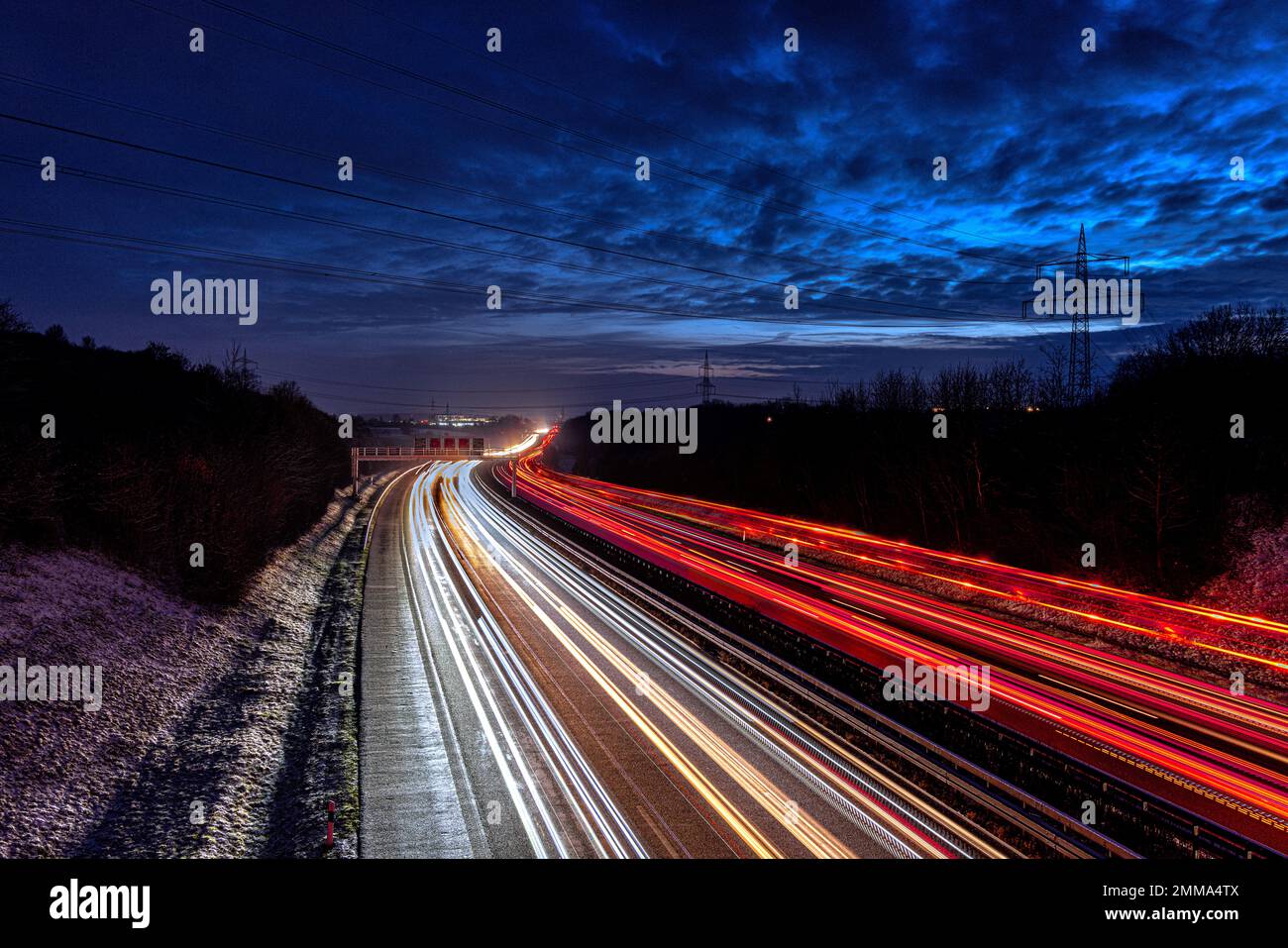 Lange Verkehrsbelastung auf deutscher Autobahn, nachts, bewölkter Himmel, Winter, stuttgart Stockfoto