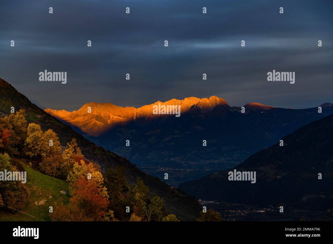 Sonnenuntergang über Merano mit rötlich leuchtenden Merano-Bergen, Merano, Südtirol, Italien Stockfoto