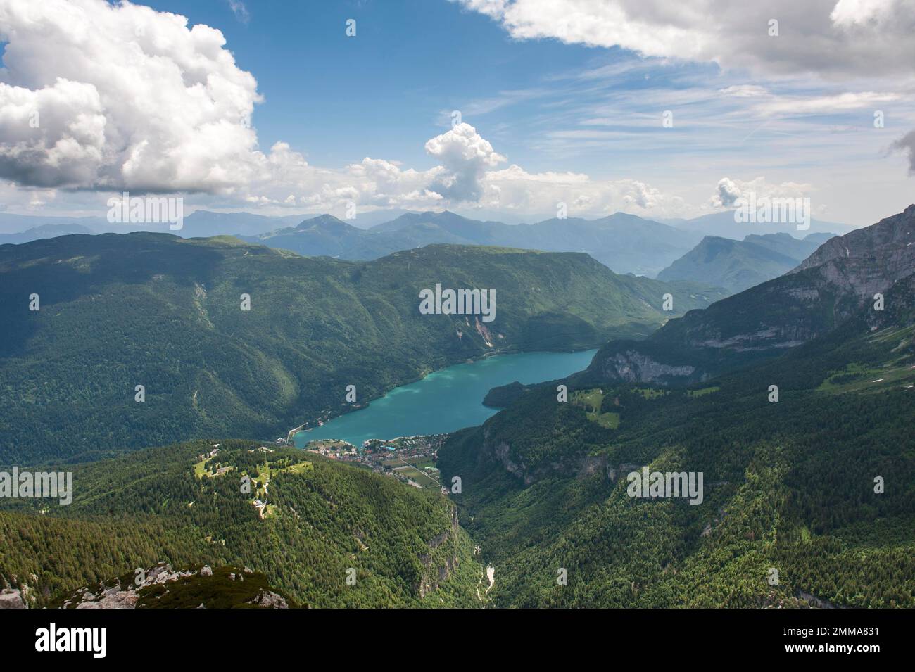 Blick vom Gipfel Croz dellAltissimo (2339 m) auf den See Lago di Molveno Molveno, Molveno, Malfein, Brenta Dolomiten, Provinz Trient, Trentino Stockfoto