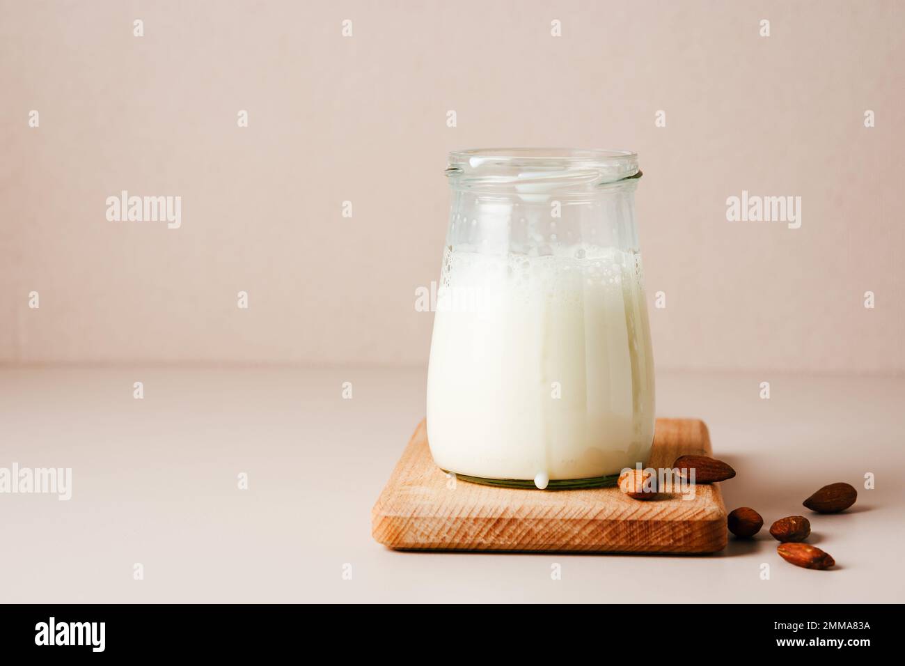 Ein Glas Mandelmilch mit Nüssen. Vegane Milch. Stockfoto