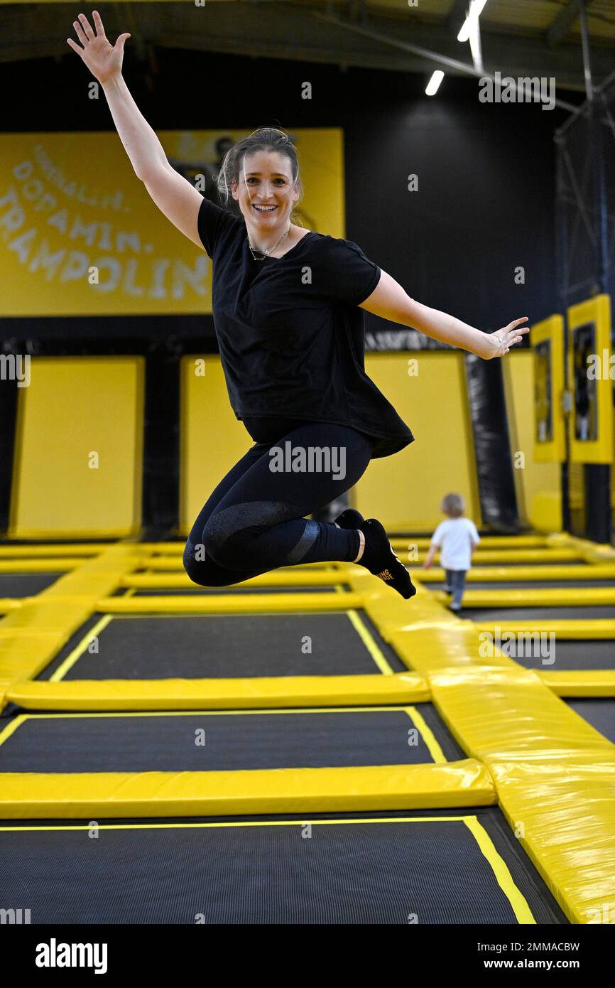 Frau auf einem Trampolinspielplatz, Trampolin, Baden-Württemberg,  Deutschland Stockfotografie - Alamy