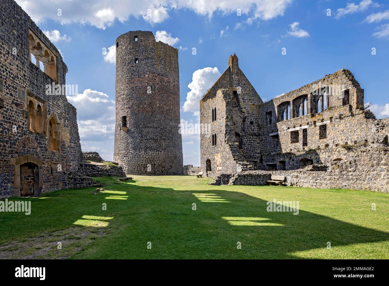 Romanisches Schloss Muenzenberg, westlicher Burgturm, gotische Ruinen ...