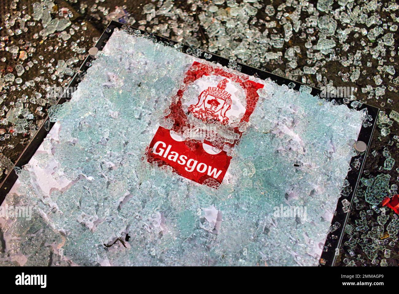 Glasgow, Schottland, Vereinigtes Königreich 29. Januar 2023. Die Flut des Vandalismus geht in der Stadt weiter, da Bushaltestellen für ihre Glasfassade vorgesehen sind, mit einer 1000 Pfund-Rechnung für jede zerstörte die Dystopie geht von Graffiti bis Verbrechen weiter. Ich habe mir eine der verwüsteten Haltestellen auf der Great Western Road A82 vorgestellt. Credit Gerard Ferry/Alamy Live News Stockfoto