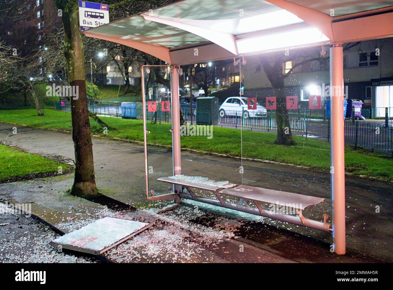 Glasgow, Schottland, Vereinigtes Königreich 29. Januar 2023. Die Flut des Vandalismus geht in der Stadt weiter, da Bushaltestellen für ihre Glasfassade vorgesehen sind, mit einer 1000 Pfund-Rechnung für jede zerstörte die Dystopie geht von Graffiti bis Verbrechen weiter. Ich habe mir eine der verwüsteten Haltestellen auf der Great Western Road A82 vorgestellt. Credit Gerard Ferry/Alamy Live News Stockfoto