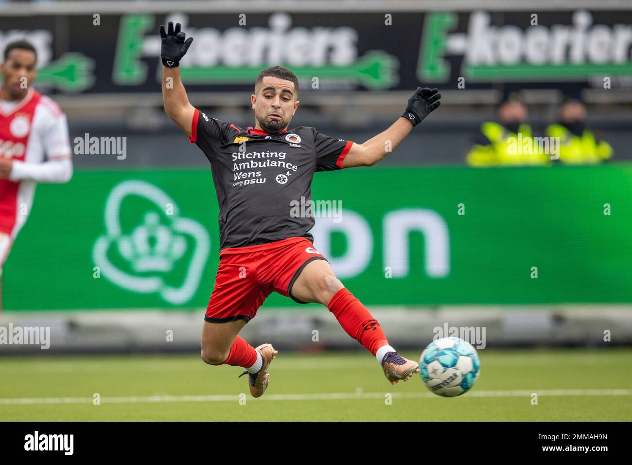 ROTTERDAM, NIEDERLANDE - JANUAR 29: Marouan Azarkan von Excelsior Rotterdam während des niederländischen Eredivisie-Spiels zwischen Excelsior Rotterdam und Ajax im Van Donge & De Roo-Stadion am 29. Januar 2022 in Rotterdam, Niederlande (Foto von Peter van der Klooster/Alamy Live News) Stockfoto