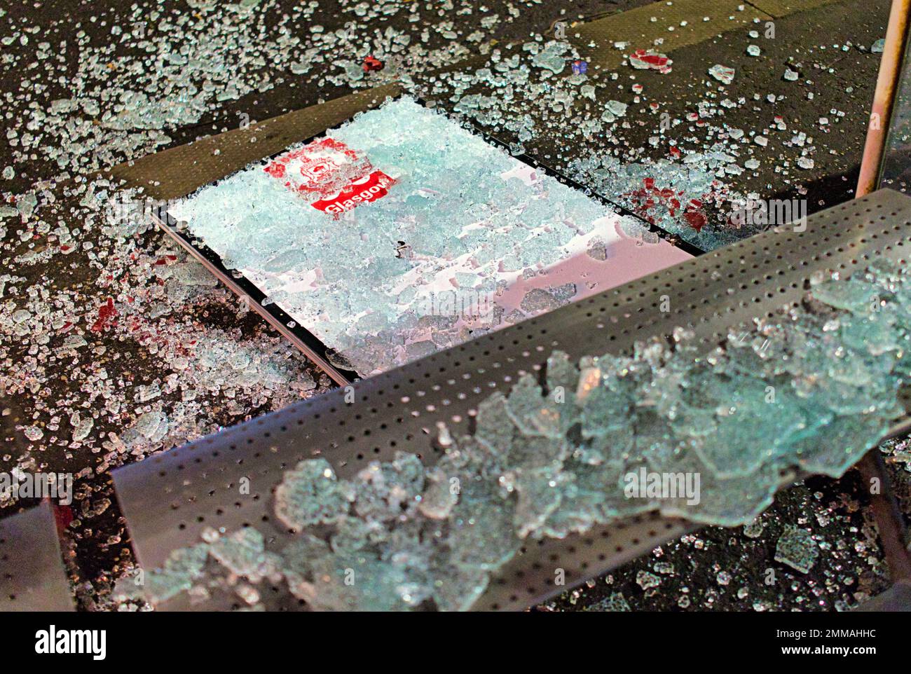 Glasgow, Schottland, Vereinigtes Königreich 29. Januar 2023. Die Flut des Vandalismus geht in der Stadt weiter, da Bushaltestellen für ihre Glasfassade vorgesehen sind, mit einer 1000 Pfund-Rechnung für jede zerstörte die Dystopie geht von Graffiti bis Verbrechen weiter. Ich habe mir eine der verwüsteten Haltestellen auf der Great Western Road A82 vorgestellt. Credit Gerard Ferry/Alamy Live News Stockfoto