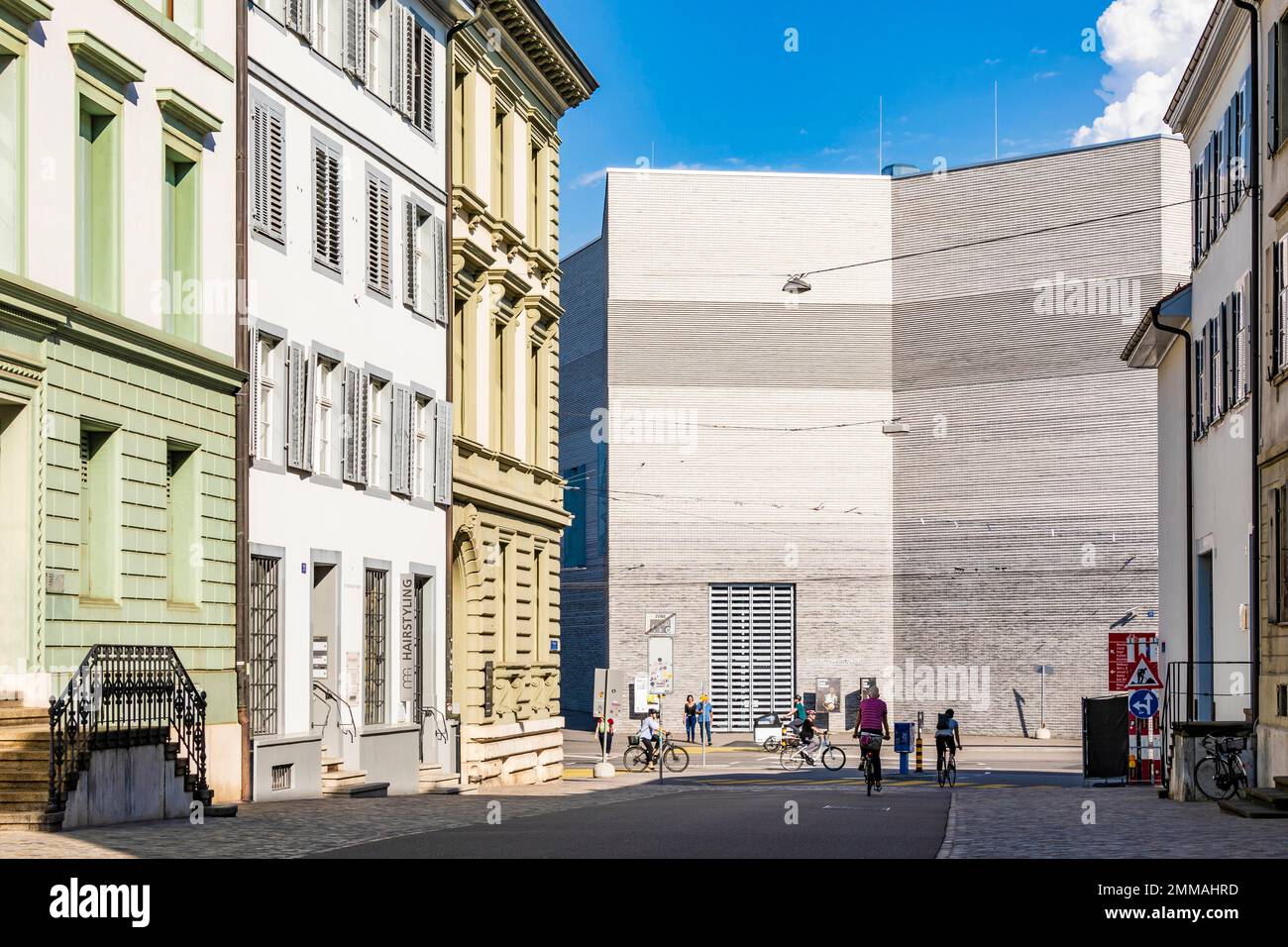Radfahrer vor der Erweiterung des Kunstmuseums Basel, Basel, Kanton Basel-Stadt, Schweiz Stockfoto