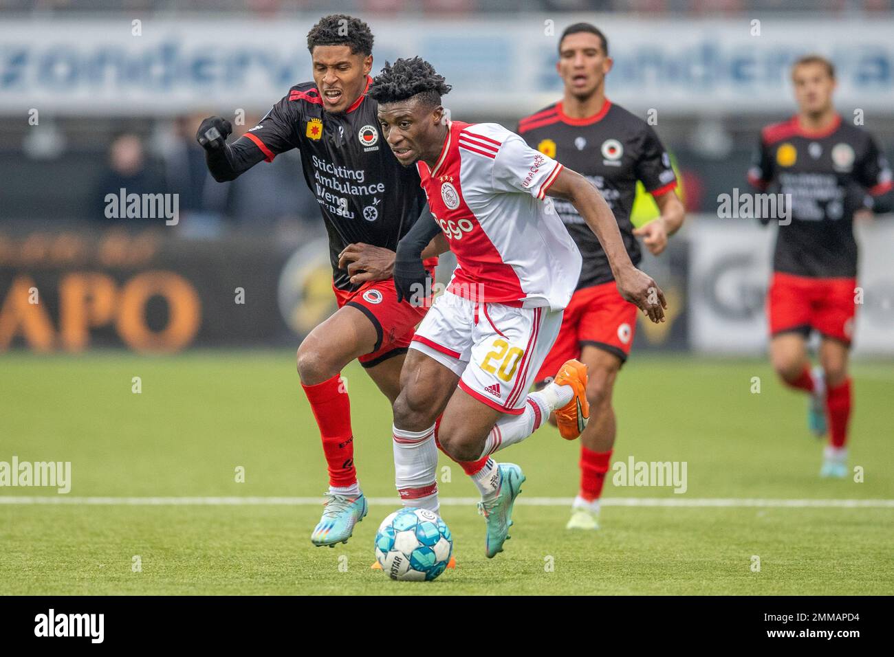 ROTTERDAM, NIEDERLANDE - JANUAR 29: Mohammed Kudus von Ajax und Nathangelo Markelo von Excelsior Rotterdam während des niederländischen Eredivisie-Spiels zwischen Excelsior Rotterdam und Ajax im Van Donge & De Roo-Stadion am 29. Januar 2022 in Rotterdam, Niederlande (Foto von Peter van der Klooster/Alamy Live News) Stockfoto