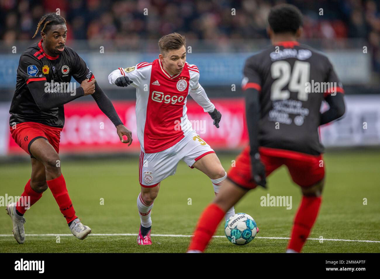 ROTTERDAM, NIEDERLANDE - JANUAR 29: Francisco Conceicao von Ajax und Maxime Awoudja von Excelsior Rotterdam während des niederländischen Eredivisie-Spiels zwischen Excelsior Rotterdam und Ajax im Van Donge & De Roo-Stadion am 29. Januar 2022 in Rotterdam, Niederlande (Foto von Peter van der Klooster/Alamy Live News) Stockfoto