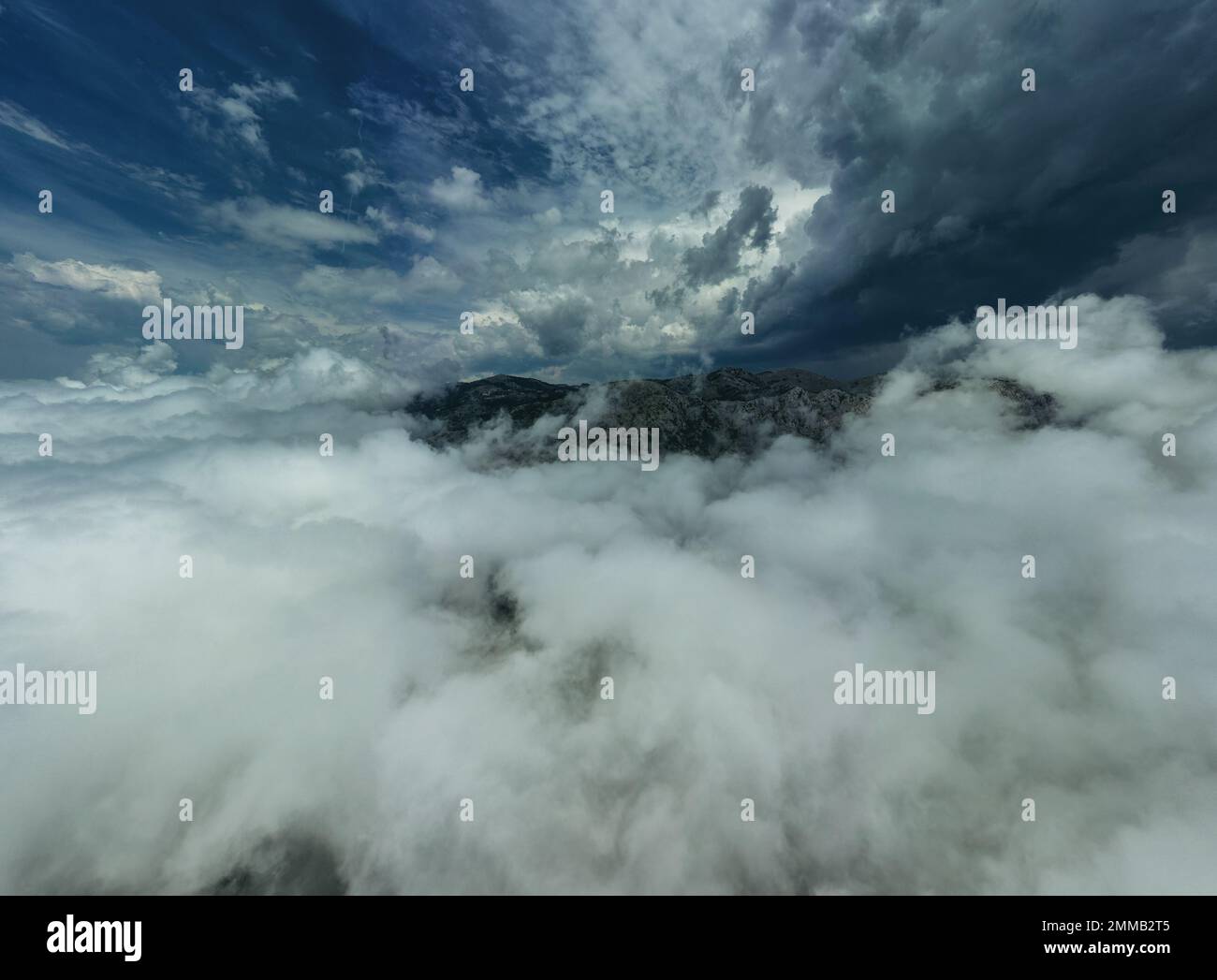 Berge in dramatischen Sturmwolken Stockfoto