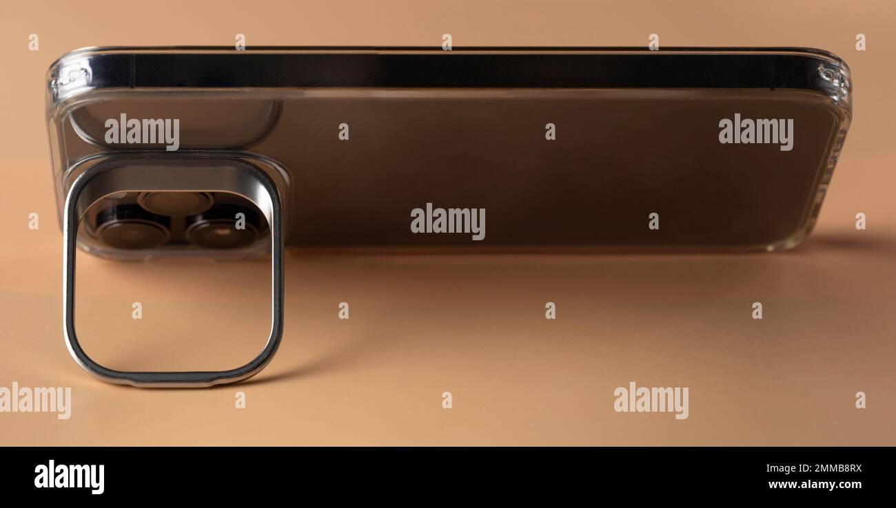 Smartphone in horizontaler Position auf Ständer mit beigefarbenem Studiohintergrund Stockfoto