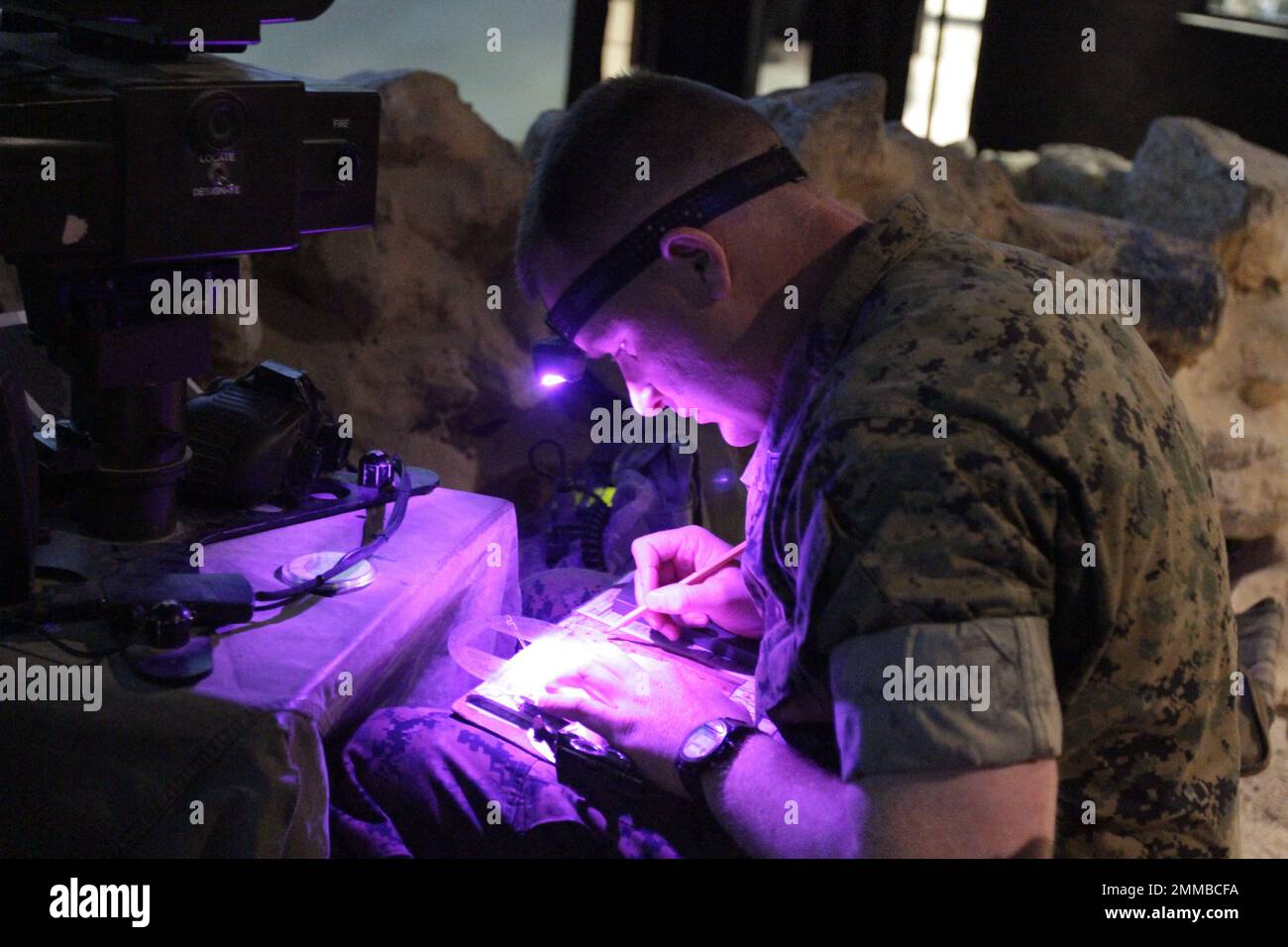 Air Naval Gunfire Liaison Company (ANGLICO) Reservisten der Marine üben im Simulationszentrum Schussübungen vor Feldübungen. Stockfoto