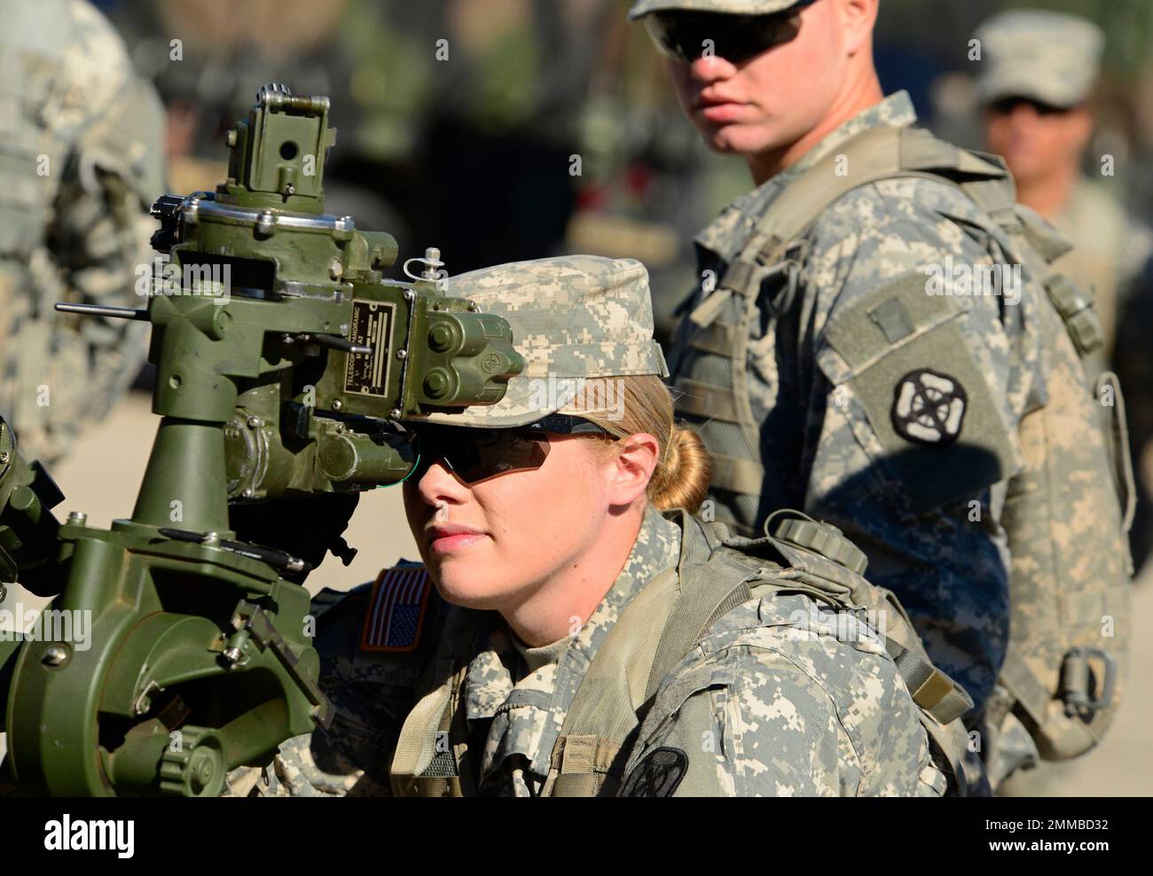 Private First Class Katherine Beatty wurde die USA Der erste weibliche 13B-Kanonier der Armee, trainiert auf M119A3-Haubitzen. Stockfoto