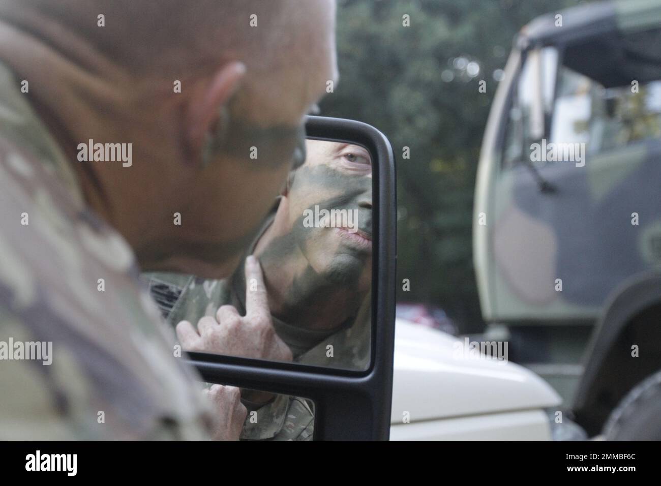 Basic Combat Training Feldübung, Soldat trägt Tarnfarbe auf, Fort Sill, Oklahoma, 5. Oktober 2016. Foto: Cindy McIntyre Stockfoto
