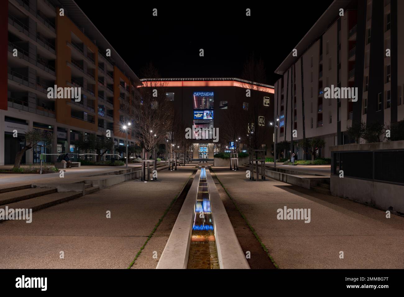 Nimes, Occitanie, Frankreich, 12 31 2022 - beleuchtete Nachtszene eines Platzes und Springbrunnens hinter dem Bahnhof Stockfoto