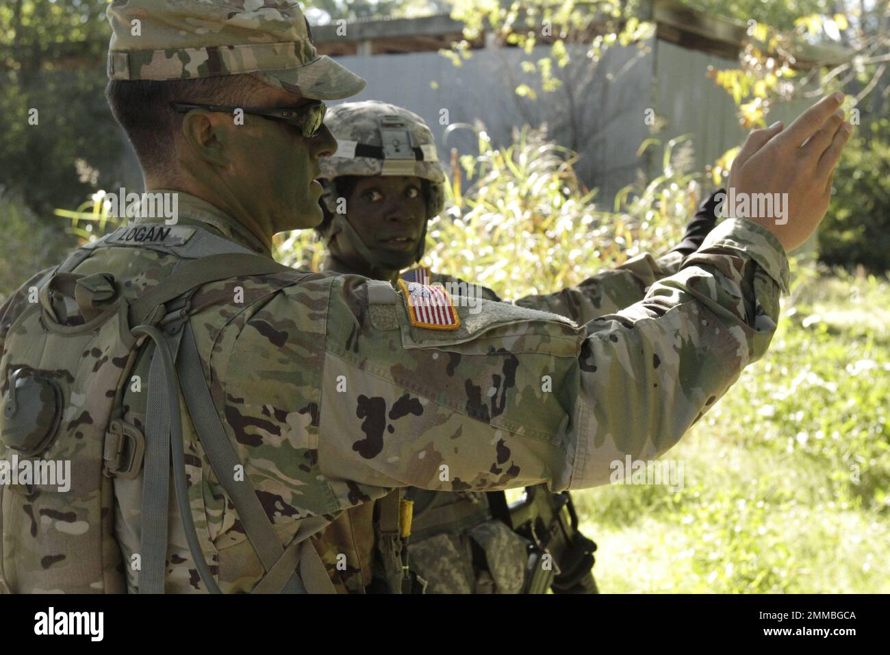 Grundausbildung Feldübung, Armeeoffizier erteilt Anweisungen für Auszubildenden, Fort Sill, Oklahoma, 5. Oktober 2016. Foto: Cindy McIntyre Stockfoto