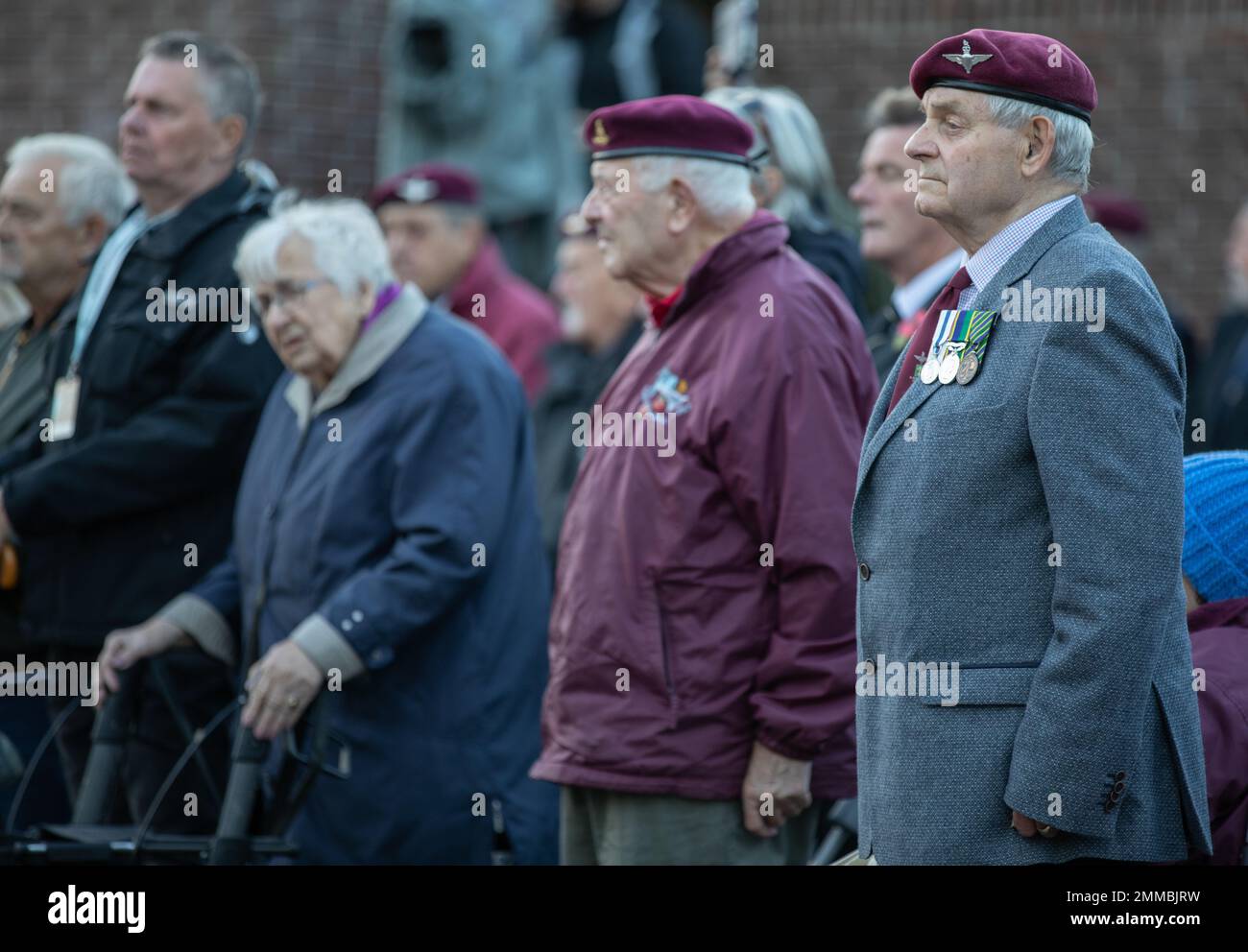 Eine Gruppe von Veteranen der britischen Armee beobachten eine Zeremonie während des Jahrestages der Operation Market Garden an der Robert Frost Bridge, Arnhem, Niederlande., 16. September 2022. Diese europäischen Bürger erinnern sich an das Opfer des britischen Fallschirmregiments von 1. und ehren diejenigen, die während des Zweiten Weltkriegs ihr Leben bei der Befreiung der Niederlande verloren haben Stockfoto