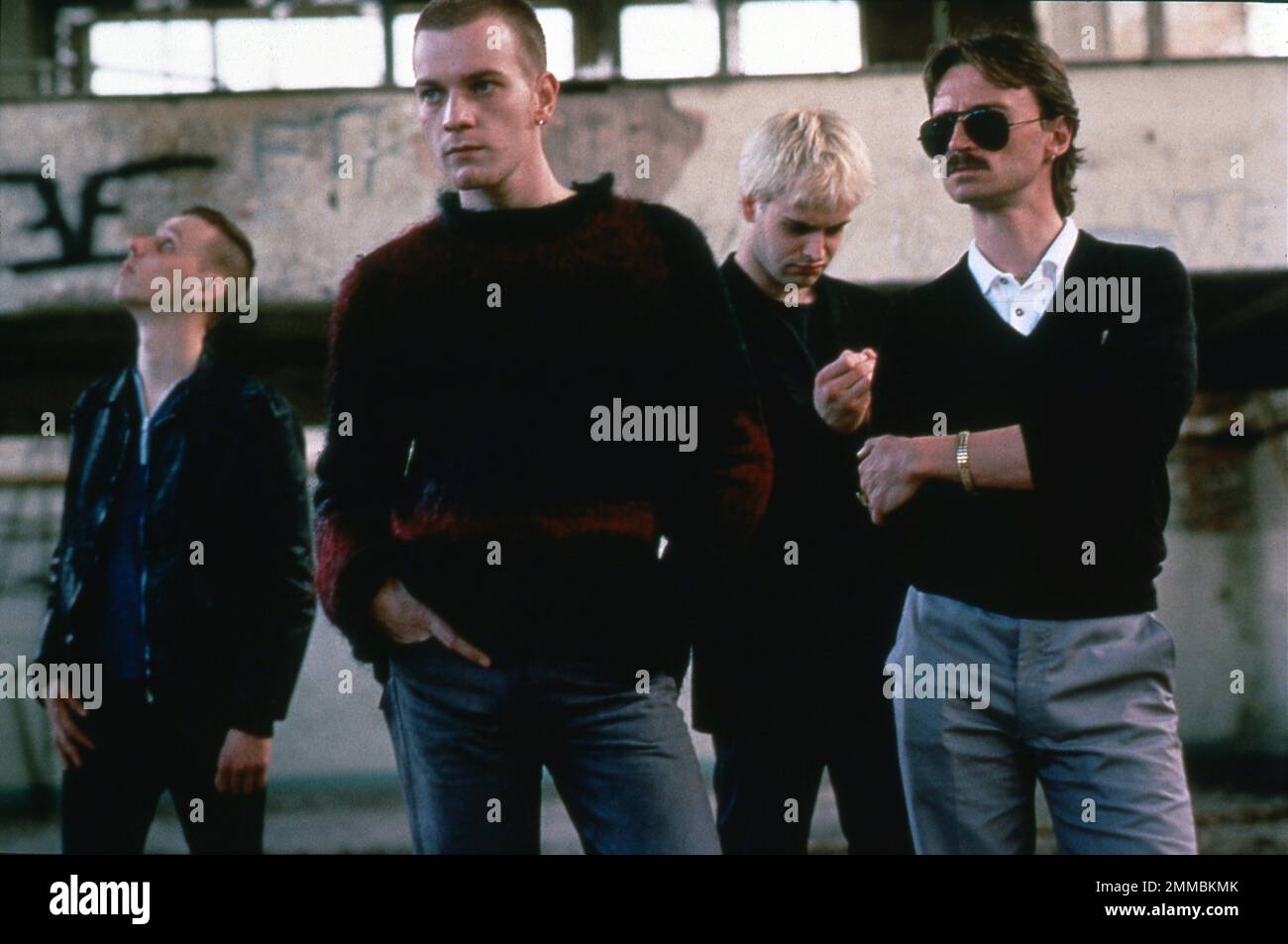 EWEN BREMNER EWAN McGregor JONNY LEE MILLER und ROBERT CARLYLE in TRAINSPOTTING 1996 Regisseur DANNY BOYLE Roman Irvine Welsh Drehbuch John Hodge Kostümdesign Rachael Fleming Art Direction Tracey Gallacher Produzent Andrew Macdonald Channel Four Films / The Noel Gay Motion Picture Company / PolyGram Film Stockfoto