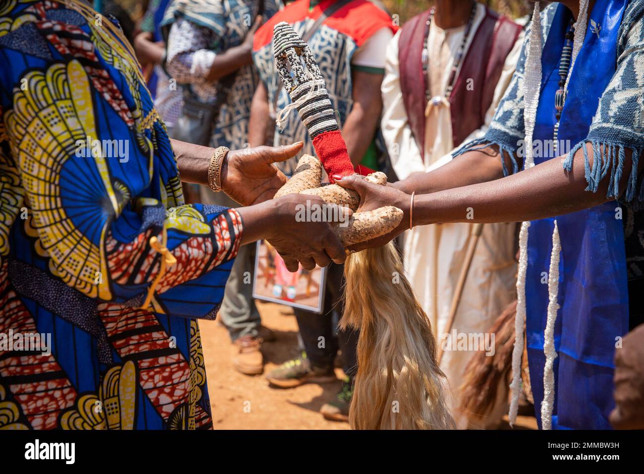 Afrikanische Feier, während einer Beerdigung geben zwei Menschen sich Knollen und einen Pferdeschwanz Stockfoto