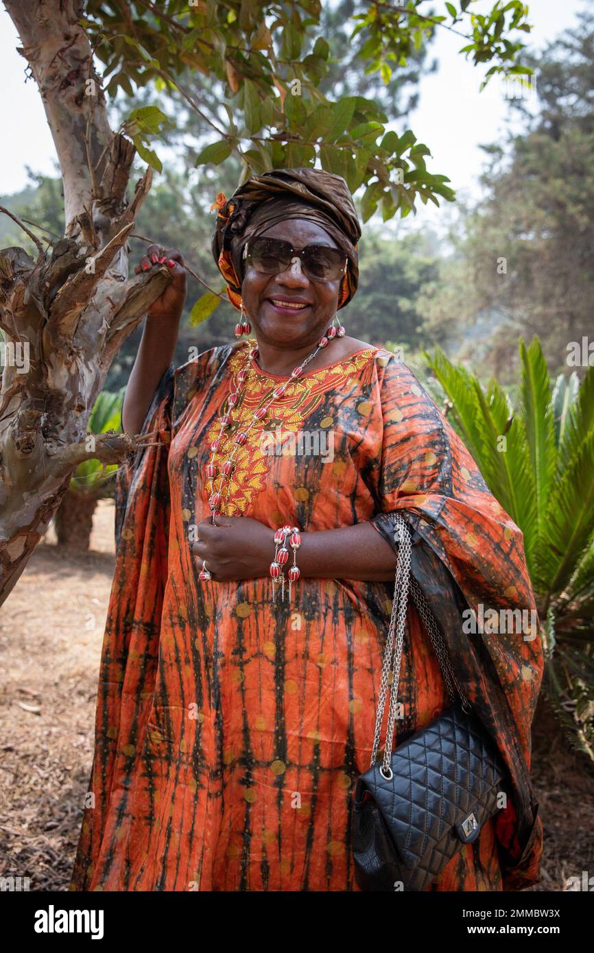 Porträt einer lächelnden 60 Jahre alten afrikanischen Dame, elegant gekleidet in traditioneller Kleidung Stockfoto