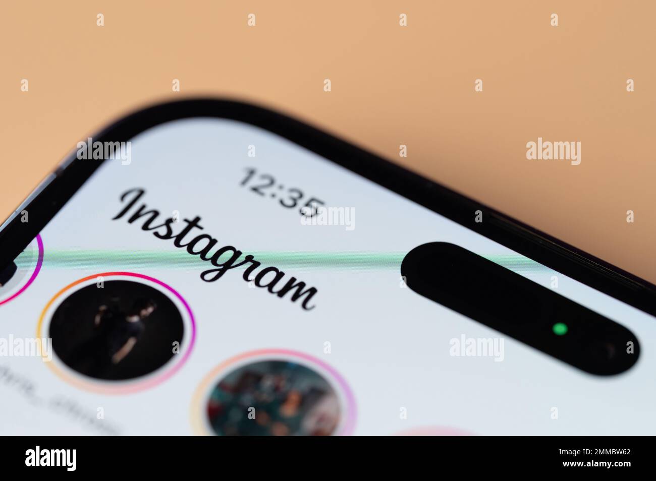 New york, USA - 28. Januar 2022: Verwendung der instagram App auf dem iphone 14 pro in der Nahaufnahme des Smartphone-Bildschirms Stockfoto