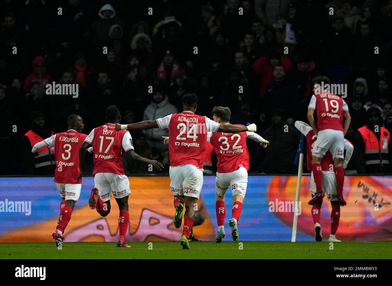 Reims' Folarin Balogun celebrates with teammates after scoring his side's opening goal during the French League One soccer match between Paris Saint-Germain and Reims at the Parc des Princes in Paris, Sunday, Jan. 29, 2023. (AP Photo/Thibault Camus) Stockfoto