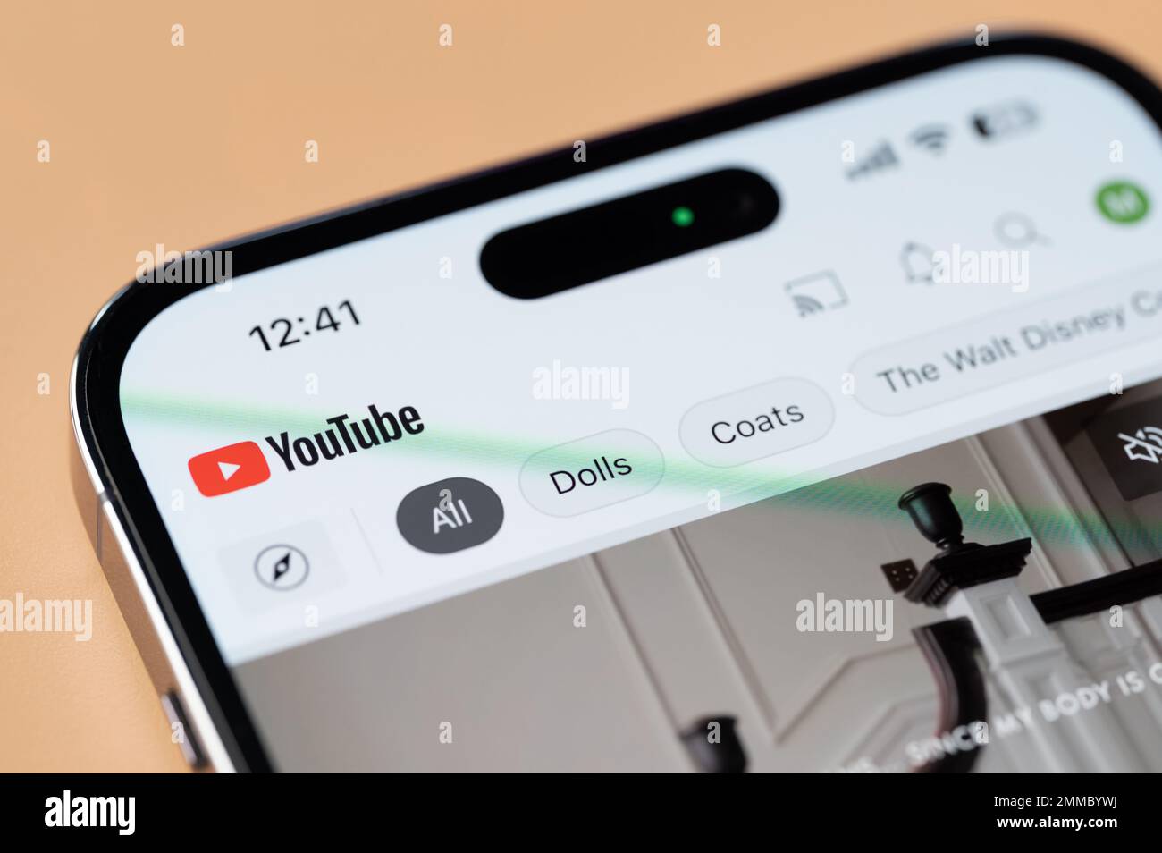 New york, USA - 28. Januar 2022: YouTube-Videos auf dem iphone 14 pro in der Nahaufnahme des Smartphone-Bildschirms ansehen Stockfoto