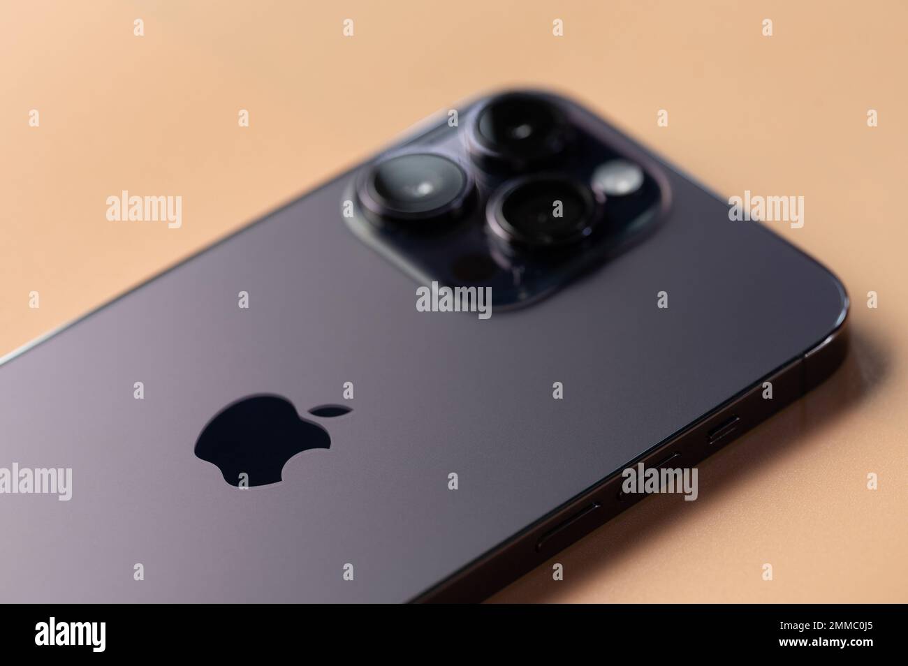 New york, USA - 28. Januar 2022: Rückseite des neuen iPhone 14 pro max mit Logo auf braunem Studiohintergrund Stockfoto