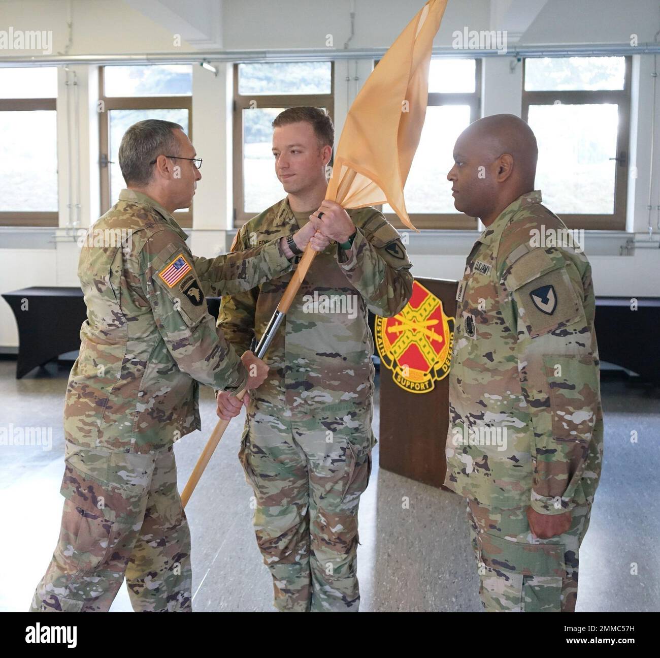 Der Kommandant der USAG Wiesbaden, Colonel David Mayfield, übergibt den Leitfaden an Kapitän Patrick Ledbetter – symbolisiert die Übernahme des Kommandos über den HHC, USAG Wiesbaden. Kapitän Ledbetter übergibt den Leitfaden nacheinander an 1. Sgt. Johns, der seine Treue und Führung als hochrangiger Berater des Kommandanten anerkennt und sein Vertrauen in Johns' Fähigkeit, die Soldaten des HHC zu betreuen und auszubilden, anerkennt. EUCOM,StrongerTogether,US Army,Wiesbaden,TARGET News europe, Stockfoto