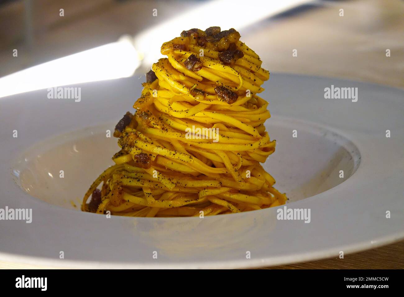 Gericht mit Spaghetti Carbonara, ein typisch italienisches Nudelrezept mit Guanciale, Ei und Pecorino romano Stockfoto