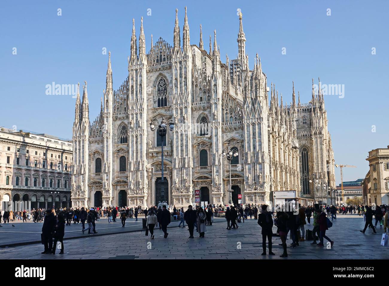 Panorama der Piazza del Duomo, Hauptplatz von Mailand, Italien - Januar 2023 Stockfoto