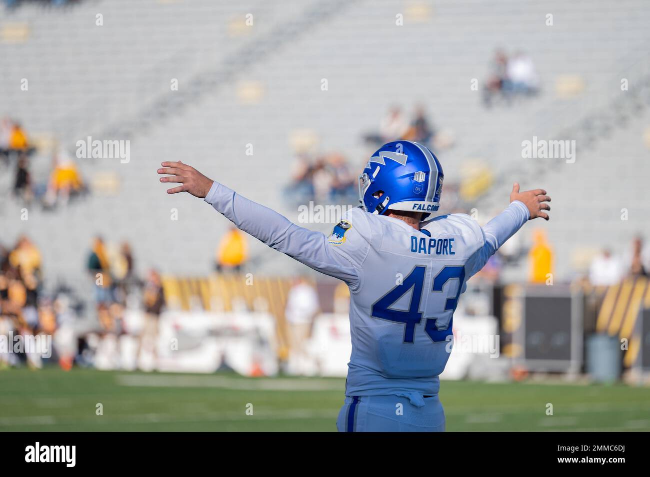 Ein Kadett und Mitglied der Fußballmannschaft der Air Force Academy bereitet sich auf ein Spiel am 16. September 2022 im war Memorial Stadium in Laramie, Wyoming, vor. Die Falcons spielten die University of Wyoming und verloren schließlich gegen die Cowboys, 17-14. Stockfoto