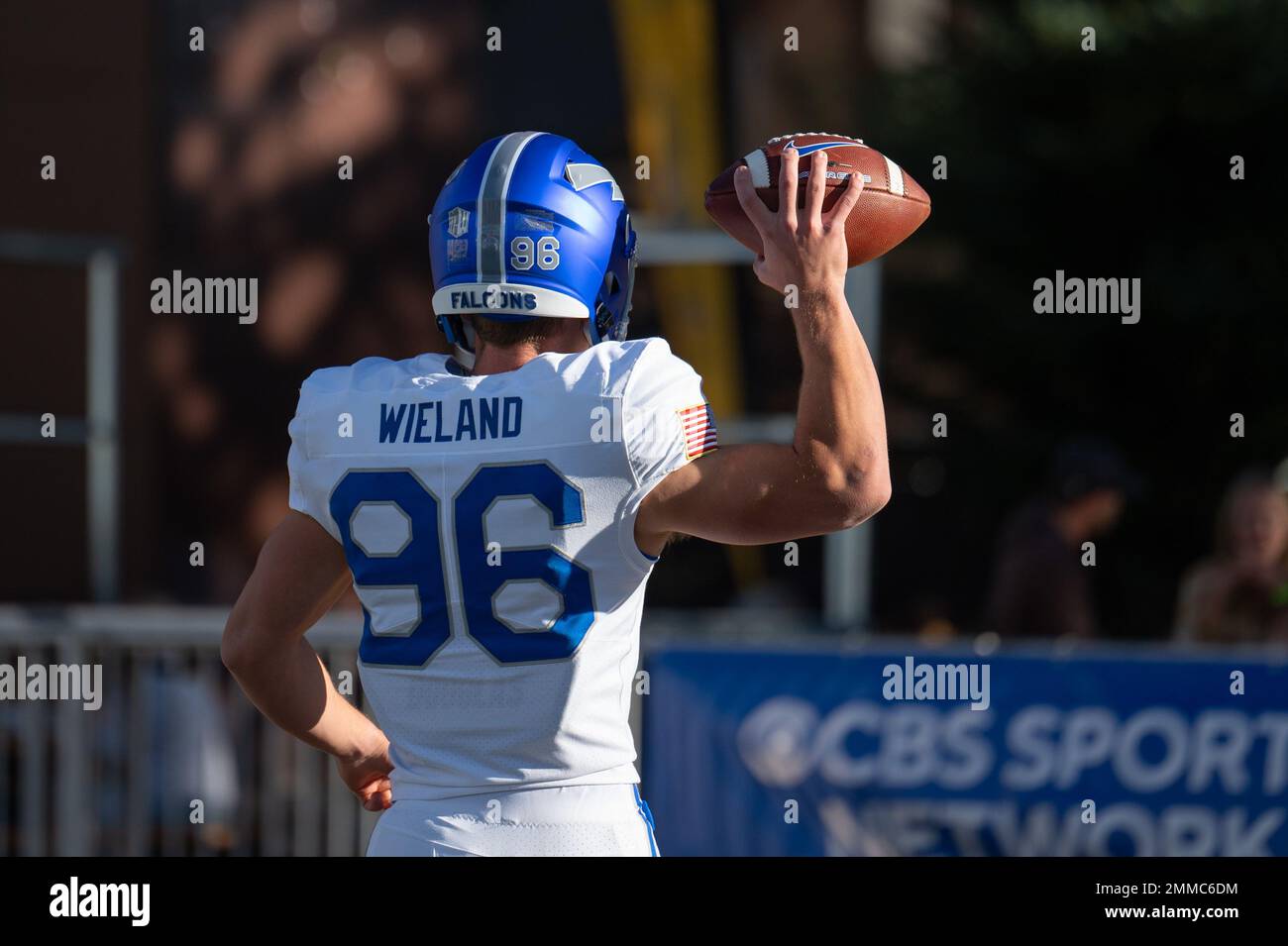 Ein Kadett und Mitglied der Fußballmannschaft der Air Force Academy bereitet sich auf ein Spiel am 16. September 2022 im war Memorial Stadium in Laramie, Wyoming, vor. Die Falcons spielten die University of Wyoming und verloren schließlich gegen die Cowboys, 17-14. Stockfoto