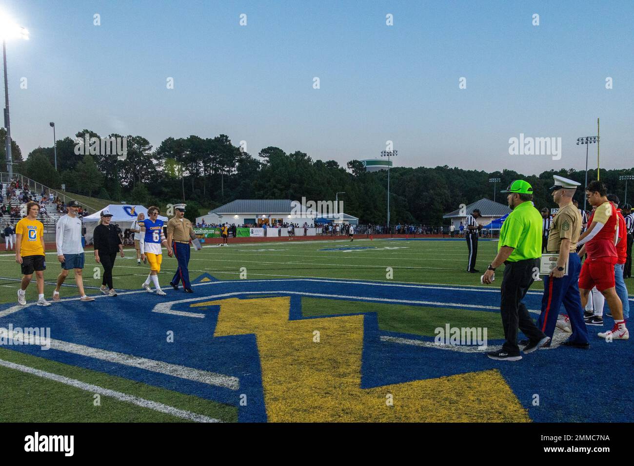 6. Marine Corps District Recruiting Unterstation Tupelo und die Great American Rivalry Series vergeben die Scholar Athlete Awards während der Eröffnung des jährlichen Fußballspiels im Oxford Junior High School Fußballstadion in Oxford, Mississippi, 16. September 2022. GARS hebt langjährige Rivalitäten in der High School durch eine Reihe von Fußballspielen im ganzen Land hervor, zusammen mit der Möglichkeit für einzelne Spieler, Scholar Athlete und die wertvollsten Player Awards zu erhalten. Die Oxford Chargers treten jedes Jahr im Crosstown Classic Rivalry-Fußballspiel gegen die Lafayette Commodores an. Stockfoto