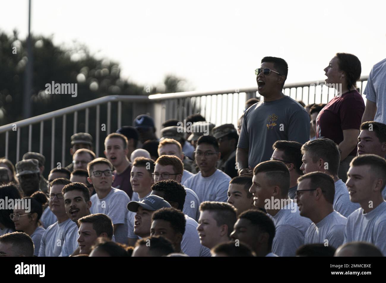Studenten der 338. Training Squadron jubeln während der 81. Training Group Drilldown auf dem Levitow Training Support Facility Bohrpad auf dem Keesler Air Force Base, Mississippi, 16. September 2022 an. Keesler bildet jedes Jahr mehr als 30.000 Studenten aus. Während des Trainings erhalten Airmen die Möglichkeit, freiwillig zu lernen und Drill-down-Routinen durchzuführen. Stockfoto