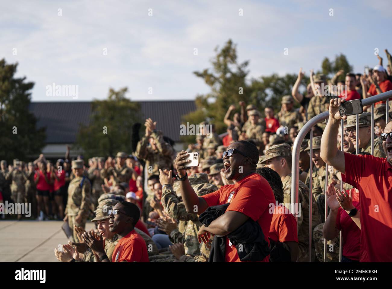 Die Flieger des Trainingsgeschwaders 336. jubeln während der Drill-down-Übung der Trainingsgruppe 81. auf dem Bohrfeld der Levitow Training Support Facility auf dem Luftwaffenstützpunkt Keesler, Mississippi, am 16. September 2022 an. Keesler bildet jedes Jahr mehr als 30.000 Studenten aus. Während des Trainings erhalten Airmen die Möglichkeit, freiwillig zu lernen und Drill-down-Routinen durchzuführen. Stockfoto