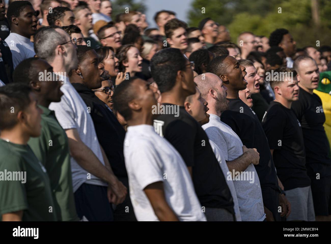 Studenten der 334. Training Squadron jubeln während der 81. Training Group Drilldown auf dem Levitow Training Support Facility Bohrpad auf dem Keesler Air Force Base, Mississippi, 16. September 2022 an. Keesler bildet jedes Jahr mehr als 30.000 Studenten aus. Während des Trainings erhalten Airmen die Möglichkeit, freiwillig zu lernen und Drill-down-Routinen durchzuführen. Stockfoto