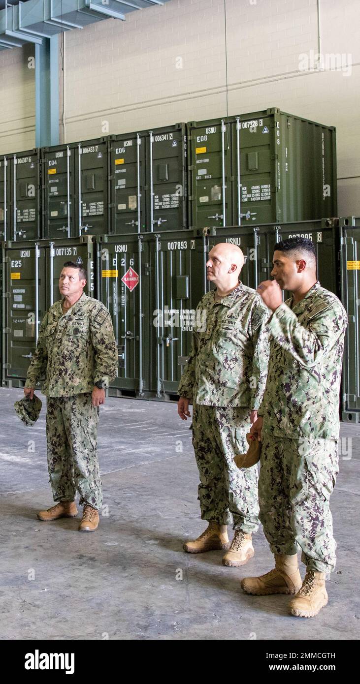 SANTA RITA, Guam (Sept 16, 2002) Adm Hinten. Bradley Andros und Force Master Chief Rick Straney besuchen die Operationen des Naval Mobile Construction Bataillons (NMCB) 11, der Ablösung Guam im Camp Covington Naval Base Guam. Andros traf sich mit Seabees von Delta Company, besuchte den Ausrüstungshof der Alpha Company und besichtigte die Versorgungslager. Stockfoto