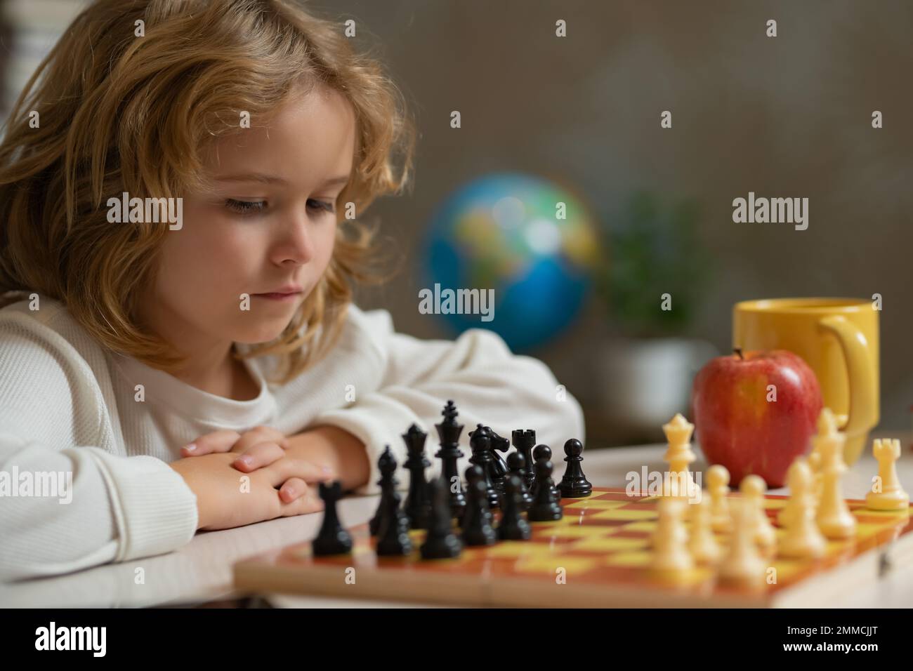 Kluger, konzentrierter und denkender Junge, der Schach spielt. Hirnentwicklung und Logik. Stockfoto