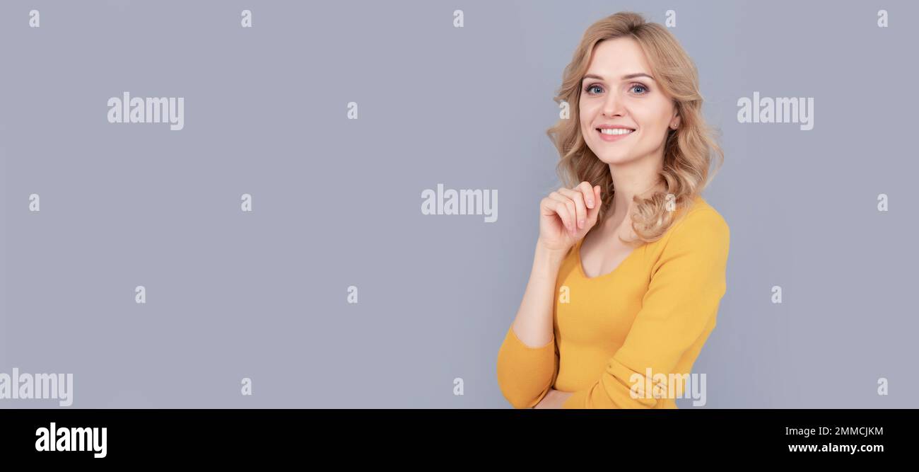 Frau Einzelgesichtsporträt, Banner mit Musterkopie. Fröhliche Frau mit lockigem Haar. Mode und Schönheit. Weibliches Modemodell. Stockfoto