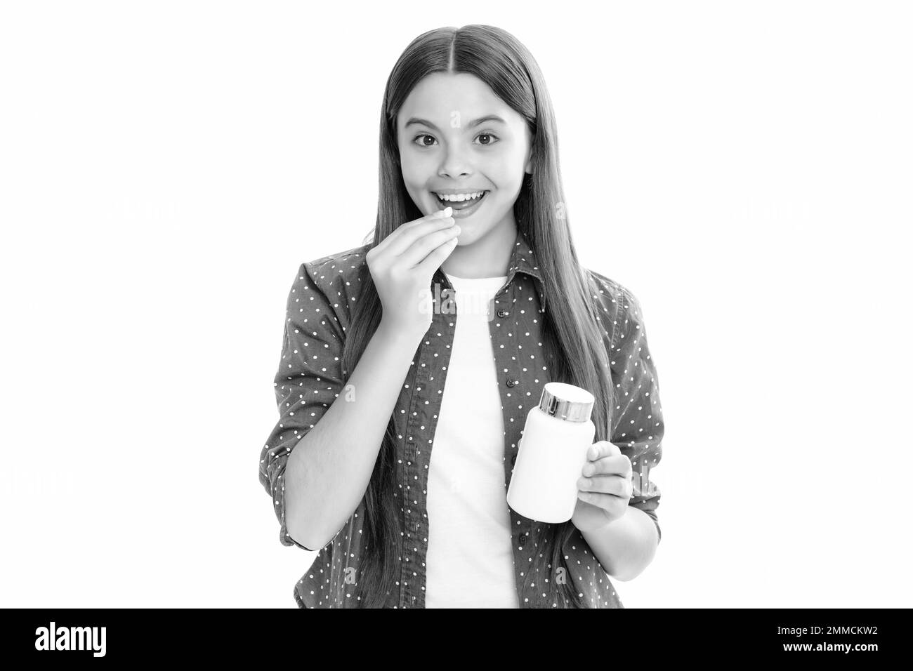 Kind Mädchen mit Pille. Einnahme von Medikamenten, Vitaminpräparaten, Behandlungskonzept. Vollständiges Multivitamin. Gesundheit und Gesundheit von Kindern. Portrait of Happy Stockfoto
